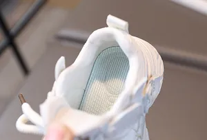 Detailansicht des atmungsaktiven blauen Netzfutters und der Polsterung am Kinderschuh