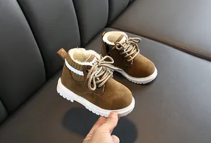 Détail de bottines enfant en daim marron avec doublure chaude et semelle antidérapante