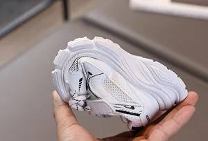 Gros plan sur la basket blanche flexible pour enfant avec semelle pliable à 180°