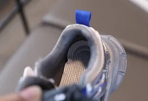 Détail de la doublure en maille respirante et de la languette au talon des baskets enfant