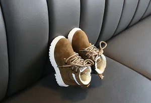 Détail de bottes marron pour enfants avec doublure en polaire chaude et semelle blanche