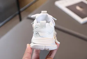Détail de la basket blanche pour enfant avec mesh respirant et semelle antidérapante