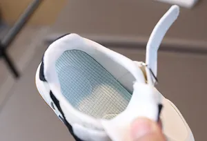 Détail de la semelle intérieure bleue respirante et doublure douce en tissu pour enfant