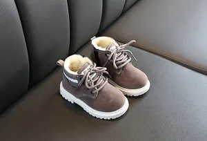 Détail de bottes martin pour enfants avec daim marron et doublure polaire épaisse