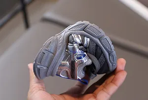Détail de la semelle flexible antidérapante des baskets de sport respirantes enfant
