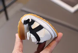 Baskets souples pour tout-petits avec semelles antidérapantes montrant une grande flexibilité