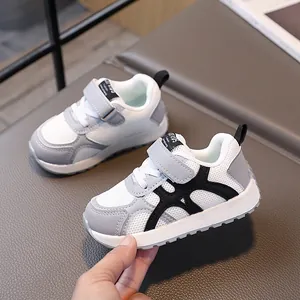 Zapatillas de malla blanca transpirable para bebés con ribete de cuero gris y suela suave