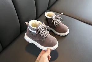 Détail de bottes d'hiver pour enfants avec doublure en peluche et semelles antidérapantes