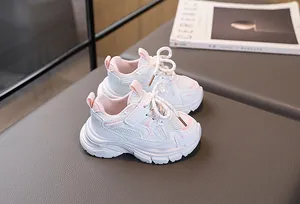 Détail de la maille respirante rose et de la bride velcro sur les baskets pour enfants