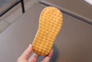 Détail de la semelle en caoutchouc antidérapante avec motifs ronds pour chaussures enfant