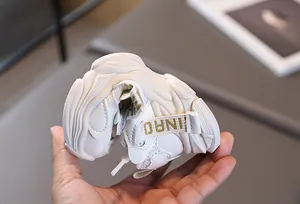 Détail montrant la semelle souple et flexible des baskets en maille pour enfants