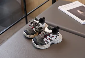 Détails de maille respirante et de cuir synthétique sur les baskets pour enfants