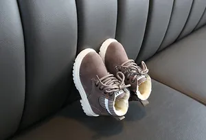 Détail de bottines marron pour enfants avec doublure en laine chaude et semelle épaisse
