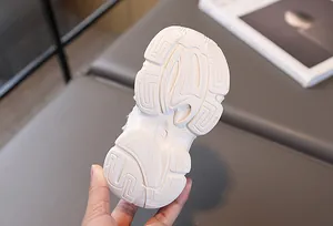 Gros plan de la semelle en caoutchouc antidérapante avec motifs et taille 24 sur baskets enfant