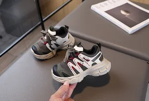Détail de baskets respirantes pour enfants avec un design tendance en blocs de couleurs gris-vert