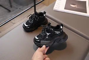 Vue de dessus de baskets respirantes pour enfants sur un tabouret en cuir gris