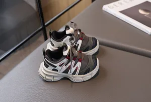 Détail de baskets enfant en mesh respirant avec semelle épaisse antidérapante et logo
