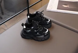 Vue détaillée de baskets de sport noires pour enfants avec semelles épaisses et mesh