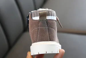 Détail de bottes d'hiver pour enfants avec doublure pelucheuse et semelle en caoutchouc