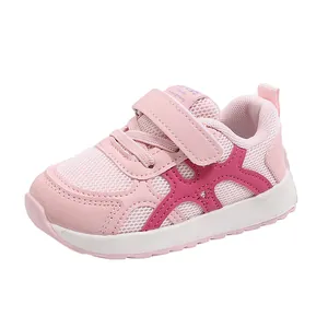 Zapatillas rosas transpirables de malla para niñas con suelas suaves y cierre de velcro