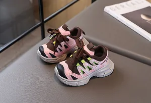 Détail de baskets pour enfants en maille respirante rose et marron avec semelle en gomme