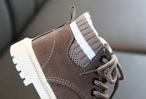 Détail de bottes d'hiver pour enfants avec doublure en peluche et col en maille côtelée