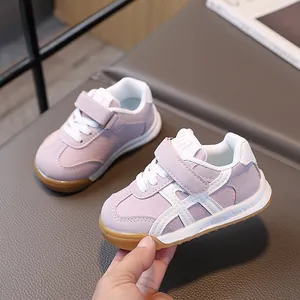 Baskets pour enfants violettes avec rayures blanches et semelles antidérapantes