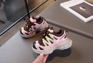 Détail de baskets en mesh pour enfants avec semelles épaisses et lettrage fashion