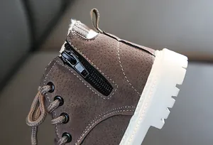 Détail de bottes pour enfants en daim marron avec doublure polaire et fermeture
