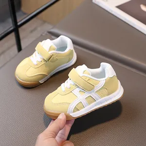 Baskets jaunes pour tout-petits avec semelles antidérapantes et velcro pour garçons et filles