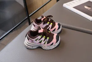 Détail de baskets respirantes pour enfants avec mesh rose et marron contrasté