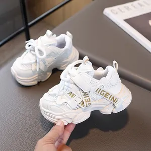 Baskets chunky blanches pour enfants avec maille respirante et sangles latérales de mode
