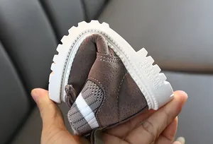 Détail de la botte enfant en daim marron ultra-flexible avec semelle en caoutchouc antidérapante