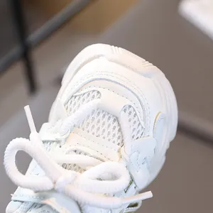 Baskets blanches respirantes pour enfants avec semelle épaisse et design à lacets