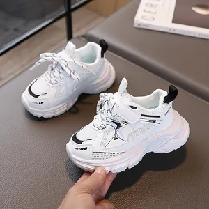 Baskets compensées blanches enfant respirantes avec rayures noires et mesh