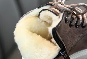 Vue macro de la doublure en fourrure chaude et du zip sur les bottes d'hiver brunes