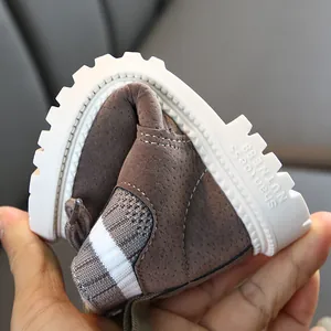 Bottes souples en daim marron pour enfants avec semelle épaisse en caoutchouc blanc