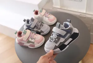 Detalle de zapatillas infantiles de malla transpirable con cierre de velcro ajustable