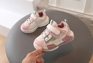 Detalle de zapatillas infantiles rosa y verde con malla transpirable y cierre de velcro