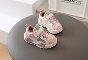 Detalle de la parte superior de malla rosa transpirable y cierre de velcro infantil