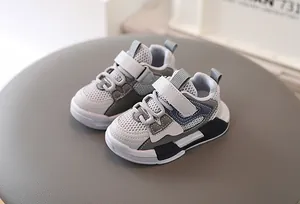 Detalle de zapatillas infantiles de malla transpirable con cierre de velcro