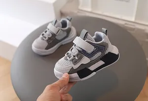 Detalle de malla transpirable y cierre de velcro en estas zapatillas infantiles