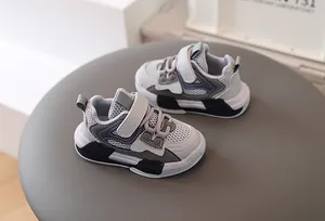 Detalle de zapatillas infantiles de malla transpirable con velcro y suela deportiva