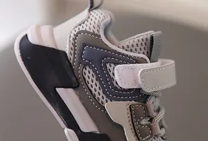 Detalle de zapatillas infantiles con tejido de malla transpirable y cierre de velcro