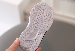 Detalle de la suela de goma morada antideslizante para zapatillas de niños