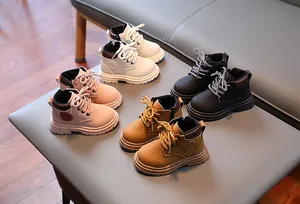 Détail de bottines martin pour enfants en quatre couleurs avec fermetures éclair latérales