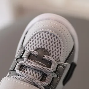 Zapatillas de malla transpirable gris para niños con revestimientos de cuero sintético