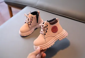 Vue détaillée des bottines roses pour enfants avec fermeture éclair et semelle antidérapante