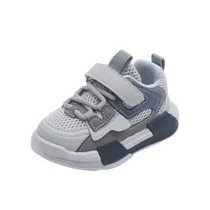 Zapatillas ligeras de malla gris para niños pequeños con cierre de velcro y azul marino
