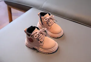 Détail de bottines roses pour enfants avec lacets, zip latéral et semelle épaisse antidérapante